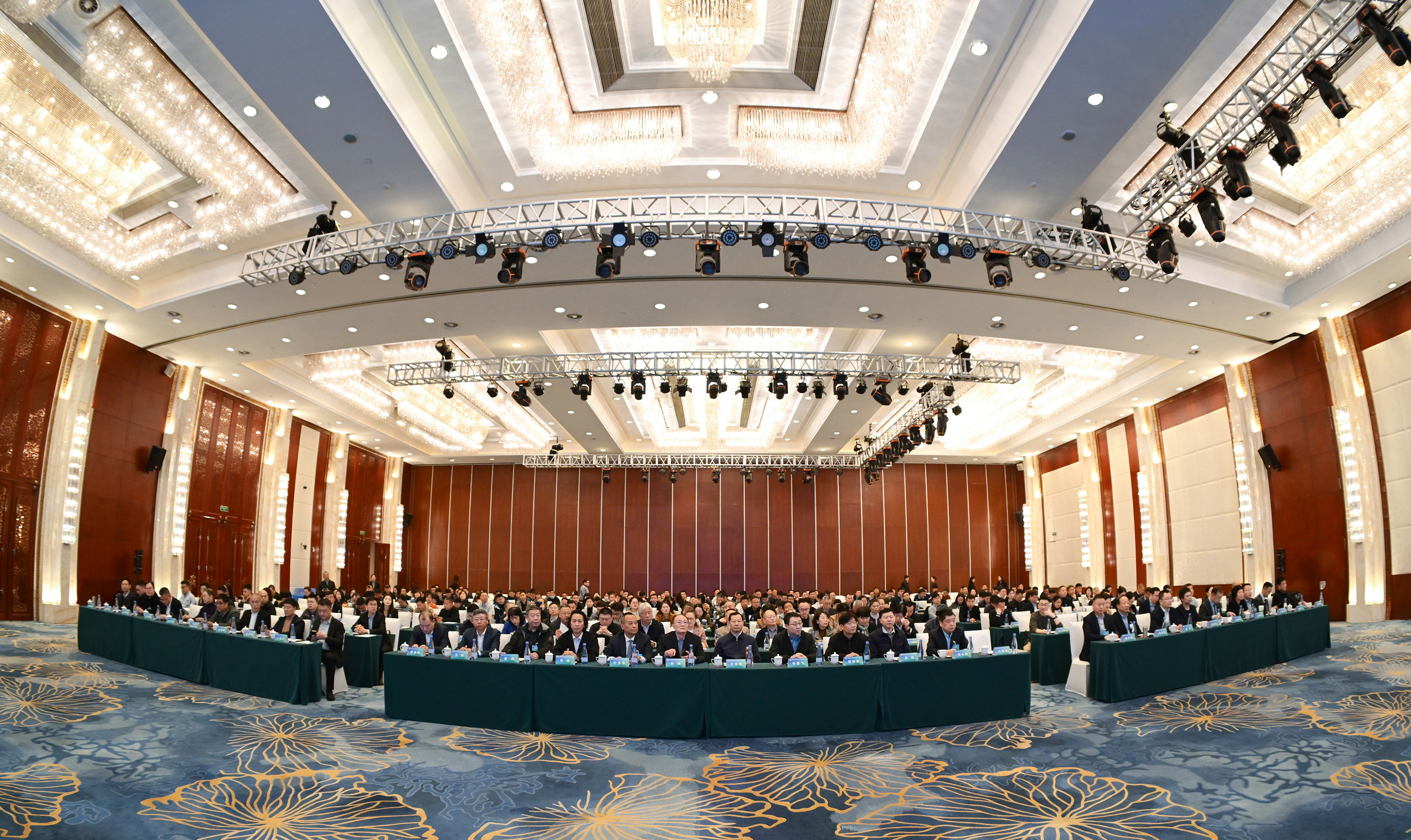 【企业要闻】坚守行业信念 践行持续发展 | 远鹏集团受邀参加2024首届大国装饰可持续发展大会并获得中装协40周年“突出贡献奖”荣誉称号